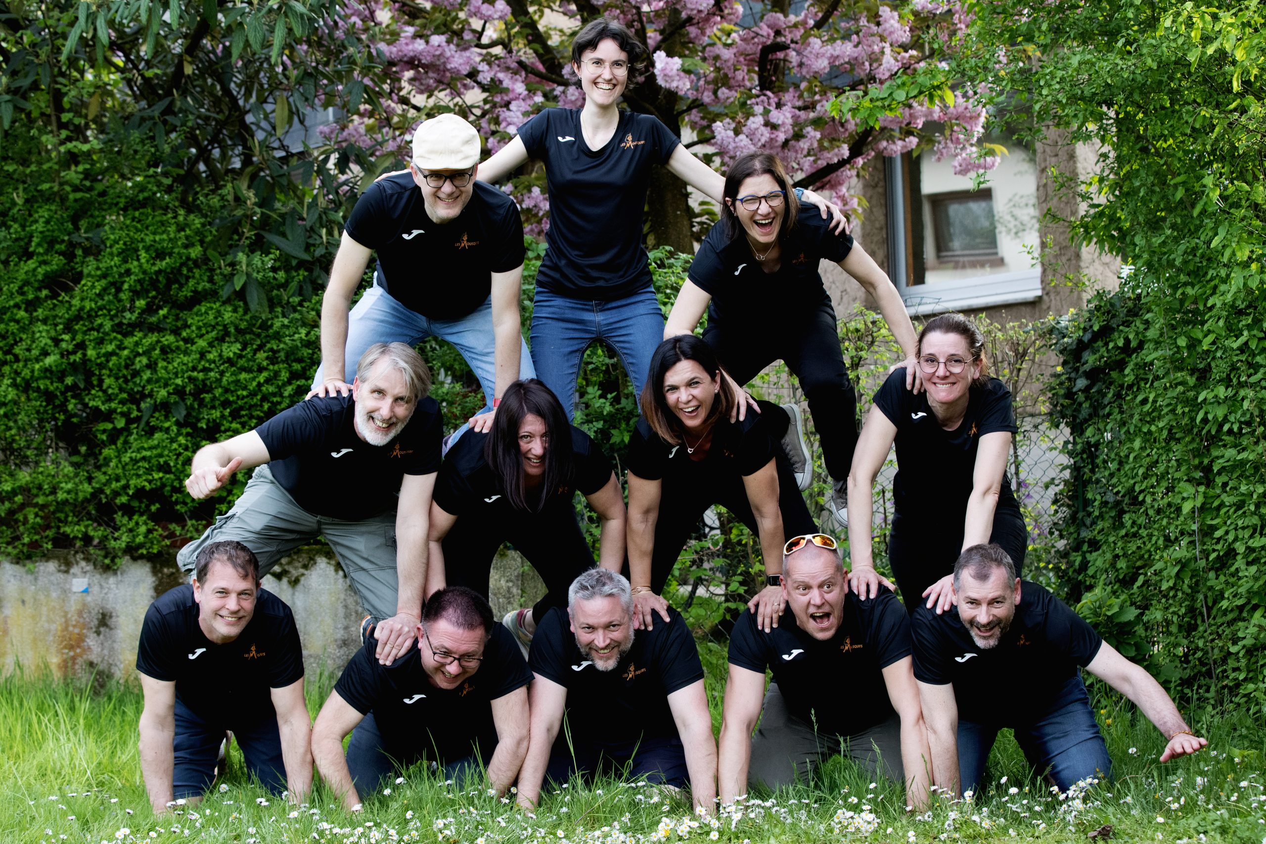 une pyramide humaine avec tous les encadrants